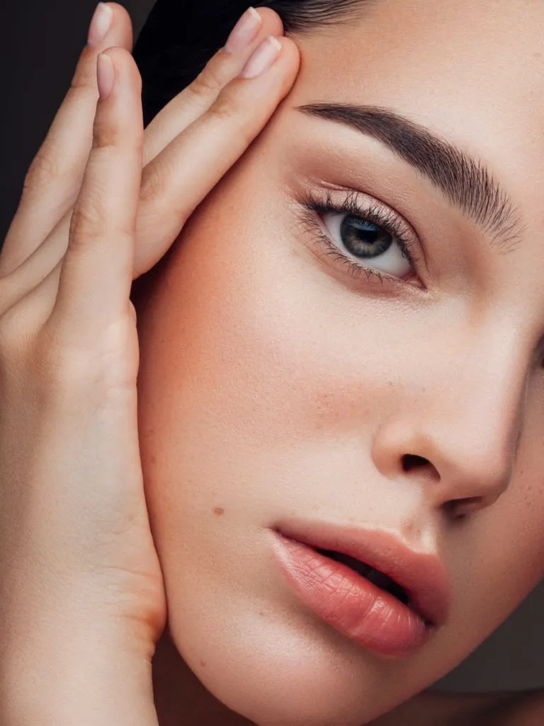 Mujer acariciando su rostro con las manos